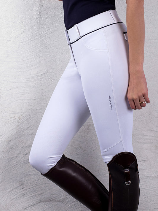 Figure shaped and stretchy breeches giving you maximal movability and the opportunity to perform on top at show jumping competitions. Non-seethrough 4-way-stretch that breathes and transports moisture away, elastic material at the ankles and mid-rise waist with loops. Grip in a pattern of the PS emblem decorates the breeches, together with back pocket imitations with PS buttons.