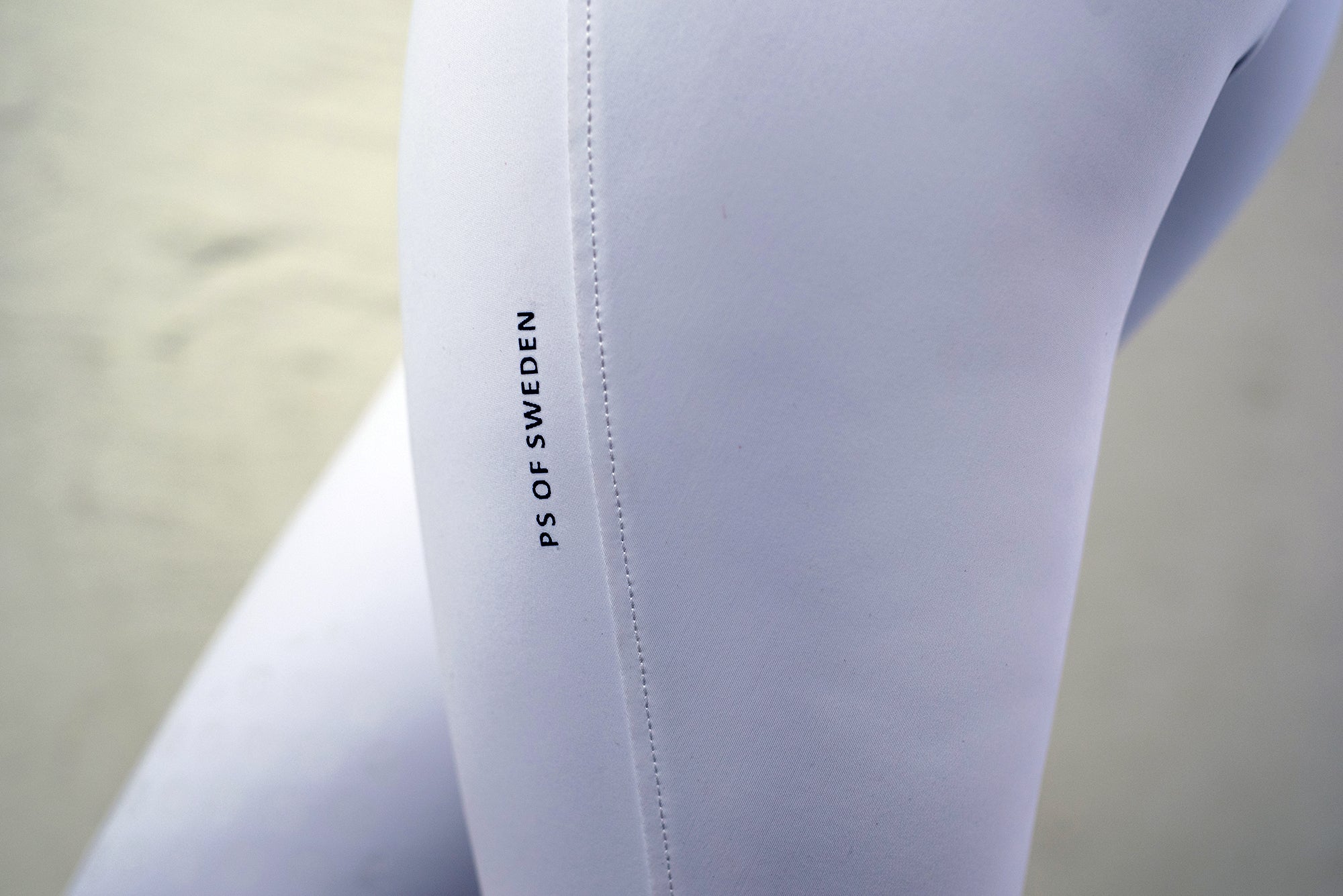 Figure shaped and stretchy breeches giving you maximal movability and the opportunity to perform on top at show jumping competitions. Non-seethrough 4-way-stretch that breathes and transports moisture away, elastic material at the ankles and mid-rise waist with loops. Grip in a pattern of the PS emblem decorates the breeches, together with back pocket imitations with PS buttons.