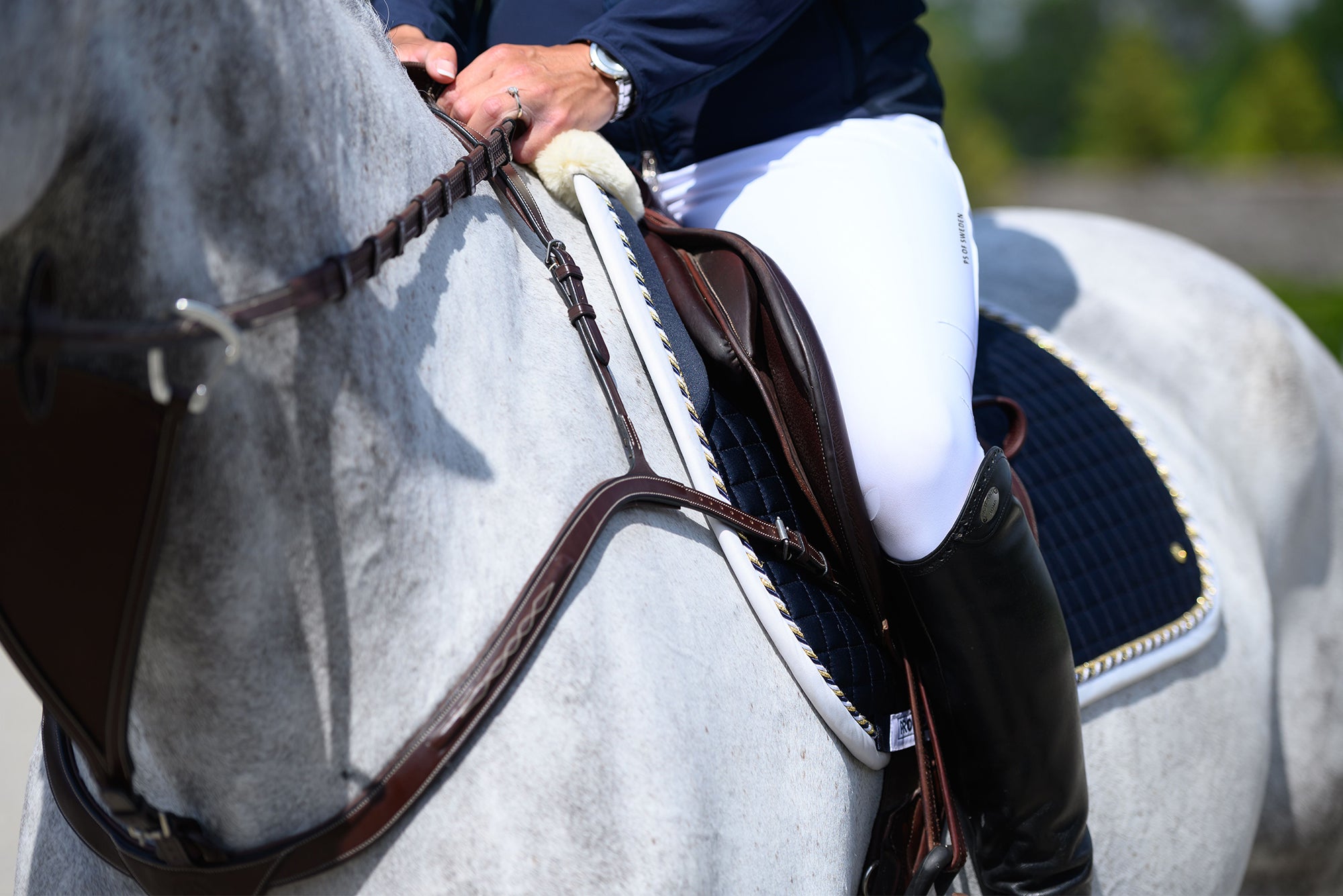 Figure shaped and stretchy breeches giving you maximal movability and the opportunity to perform on top at show jumping competitions. Non-seethrough 4-way-stretch that breathes and transports moisture away, elastic material at the ankles and mid-rise waist with loops. Grip in a pattern of the PS emblem decorates the breeches, together with back pocket imitations with PS buttons.