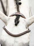 Load image into Gallery viewer, A stylish snaffle bridle with a classical look and removable flash strap (Not Magic Flash™). The noseband has a white décor stitching and a super soft pillow built-in that reduces pressure and enables a closer, optimized fit around the nose. 
