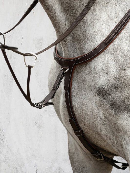 A luxurious and well-worked breastplate, extra wide and padded for additional comfort. It has an anatomically shaped curve to smoothly round the horse's shoulder without limiting the movability.