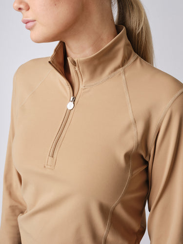 Half-zip base layer made in technical and luxurious recycled polyamide blend. Details like stand-up collar, shaping seams and a text logo print panel at back, give the base layer its stylish and sporty look.