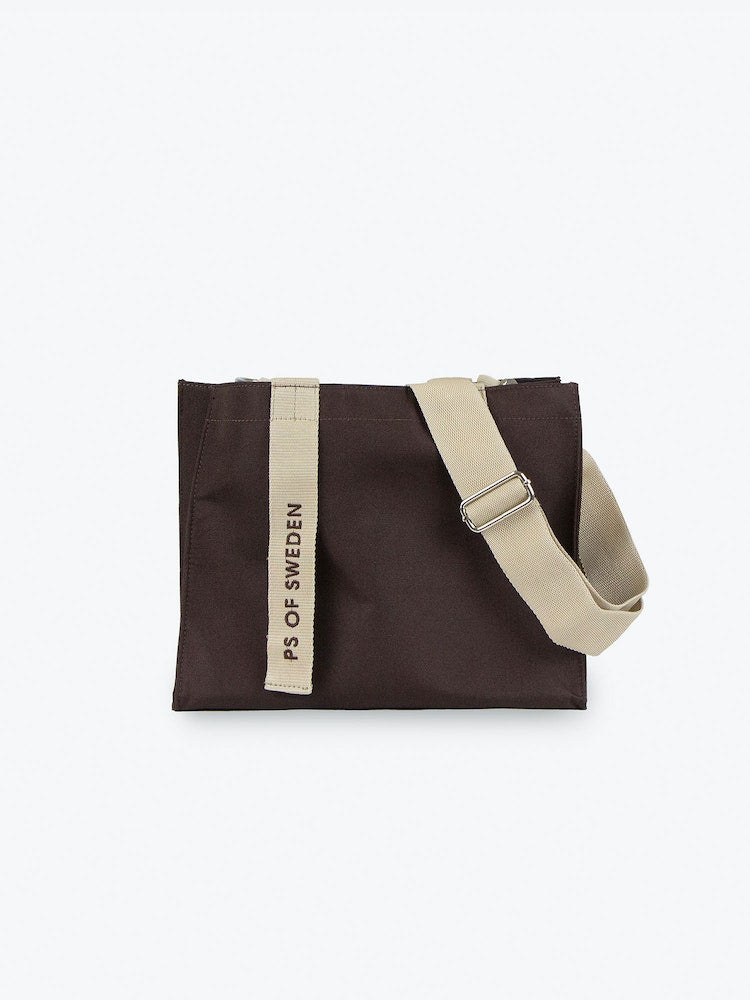 Stylish and functional cotton canvas grooming bag. Shoulder strap is adjustable and detachable, and the matching handles have leather details.