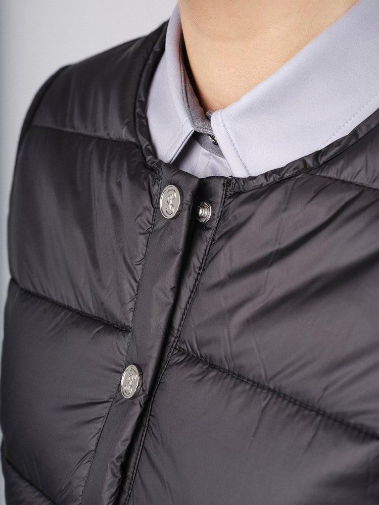 Jacket with a padded front and full logo button closing. Back and sleeves are made in a warm, tight knitted merino blend. Detailed with a rounded, scooped neck and two welt pockets at front.