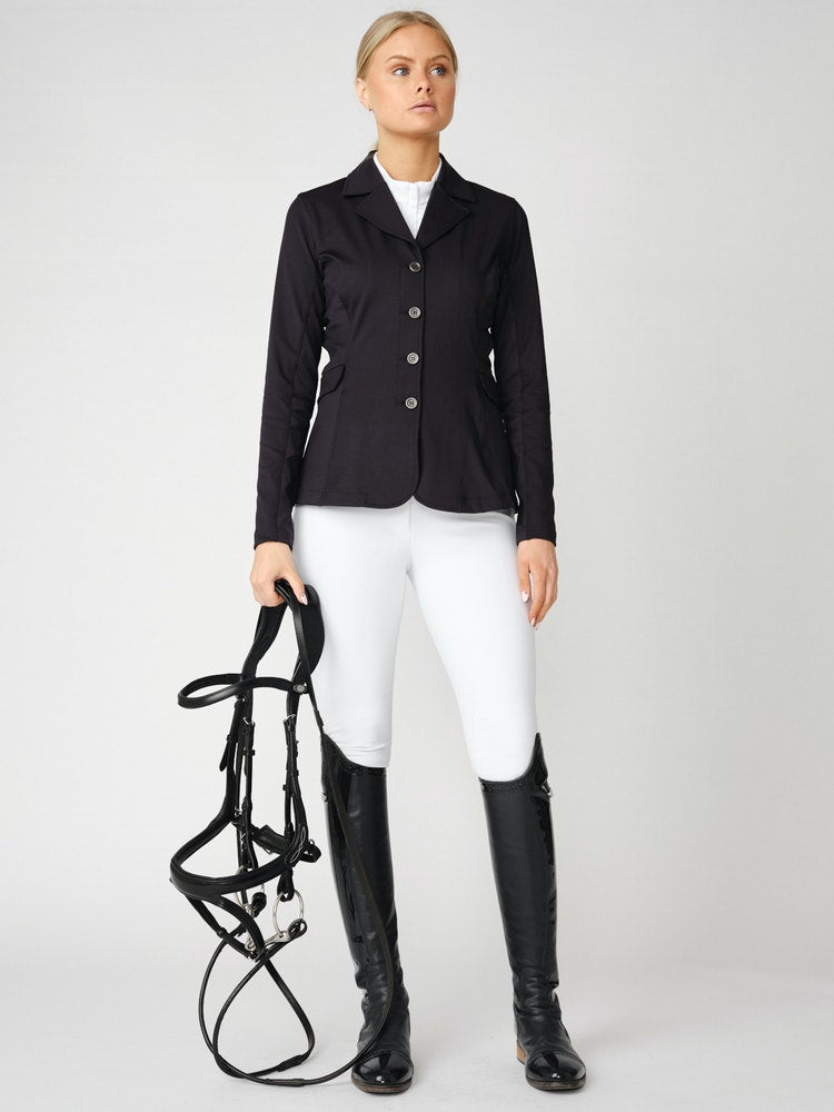 High function, tailored competition blazer made in a technical, stretchy material with a perfect fit. Button closing at the front and a hidden zipper underneath. Pockets at sides with hidden, discreet zippers. Double mesh (non-see through) on the back, sides and under arms for optimal ventilation. Design details such as shiny lining inside peplum and tonal logo on left sleeve.