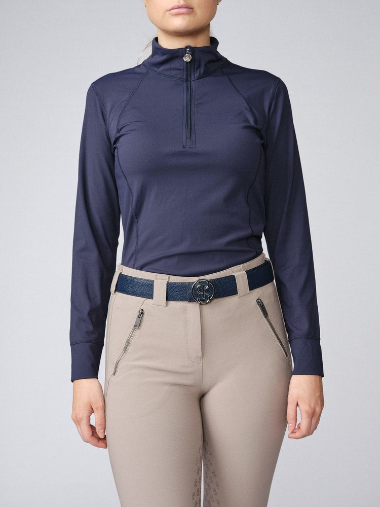 Half-zip base layer made in technical and luxurious recycled polyamide blend. Details like stand-up collar, shaping seams and a text logo print panel at back, give the base layer its stylish and sporty look.