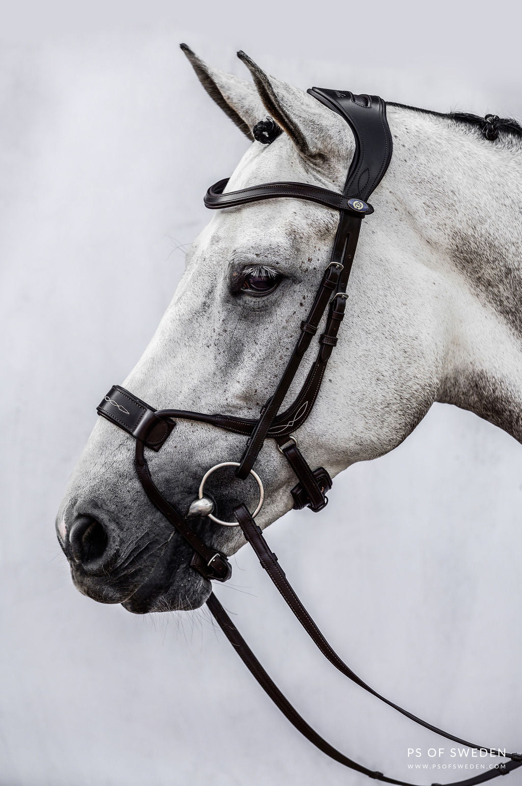 The noseband also features a whole new design. It does not put any pressure on the teeth from the outside which reduces possible bit-related issues. 