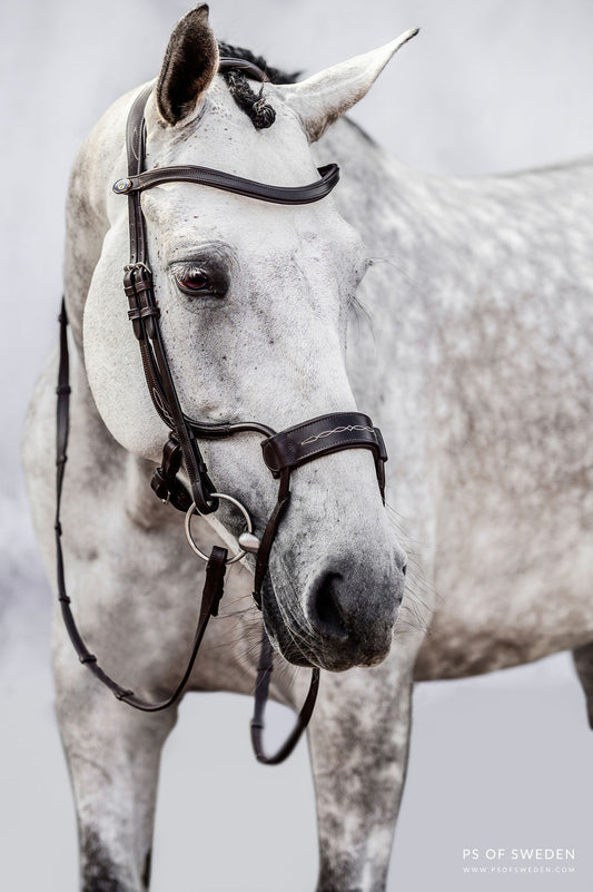 The noseband also features a whole new design. It does not put any pressure on the teeth from the outside which reduces possible bit-related issues. 