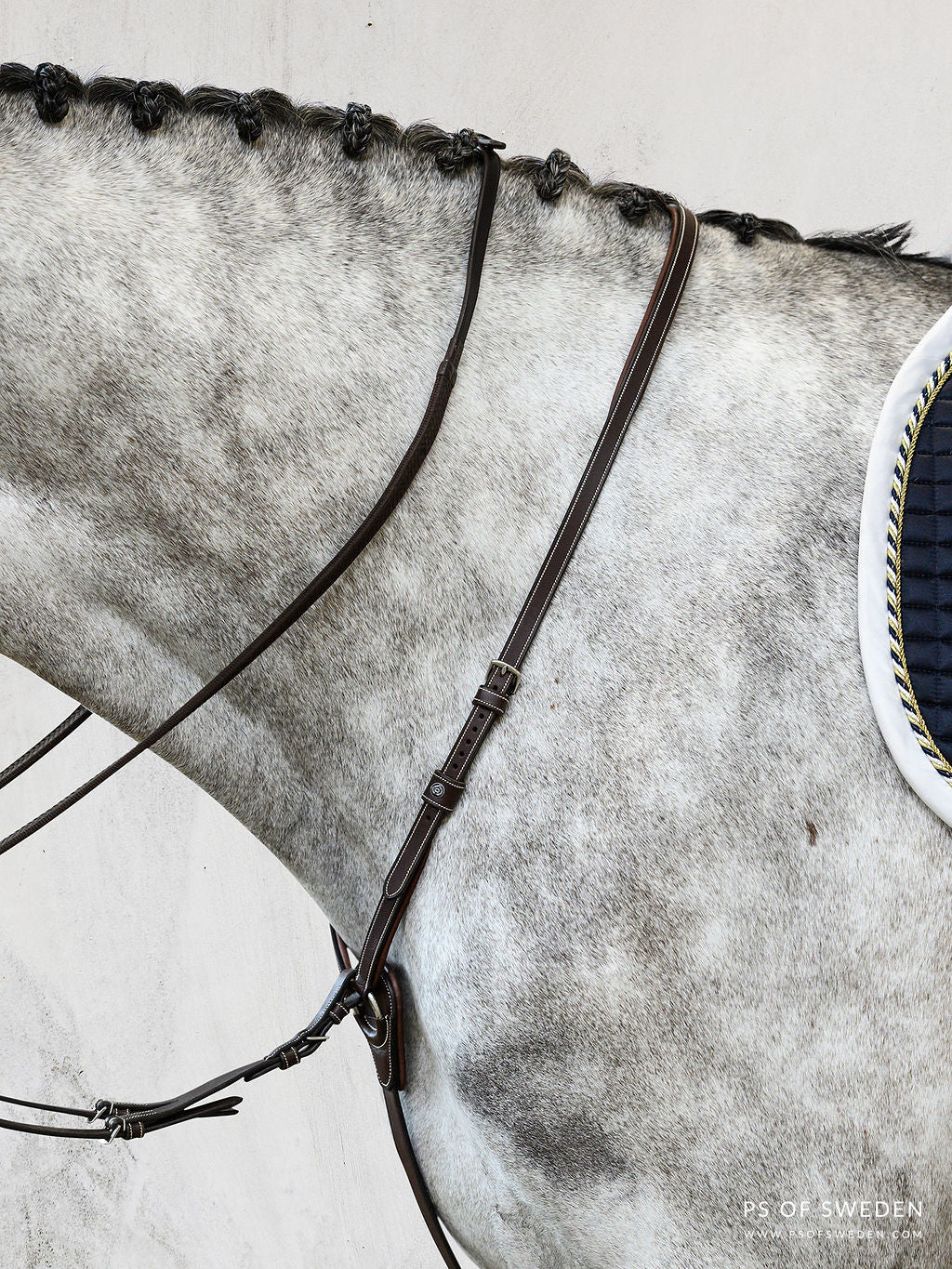 A classic martingale, extra padded along the withers for additional comfort. A convenient hook attaches to the girth and the martingale is adjustable on both sides of the neck.