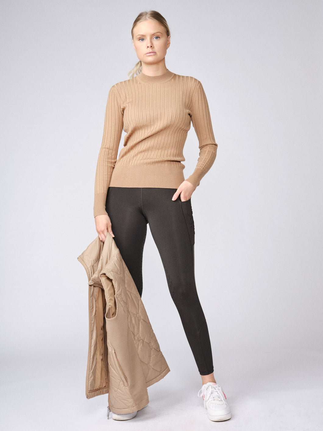 Long sleeve fine knit sweater in soft lyocell merino blend. The wide rib structure, together with the deep cuffs and hem, ensures a comfortable fit and stylish impression.