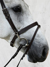 Load image into Gallery viewer, This is the perfect bridle for riders who often changes the bit since the simplicity of the hooks makes the bit-changing process very simple and efficient.
