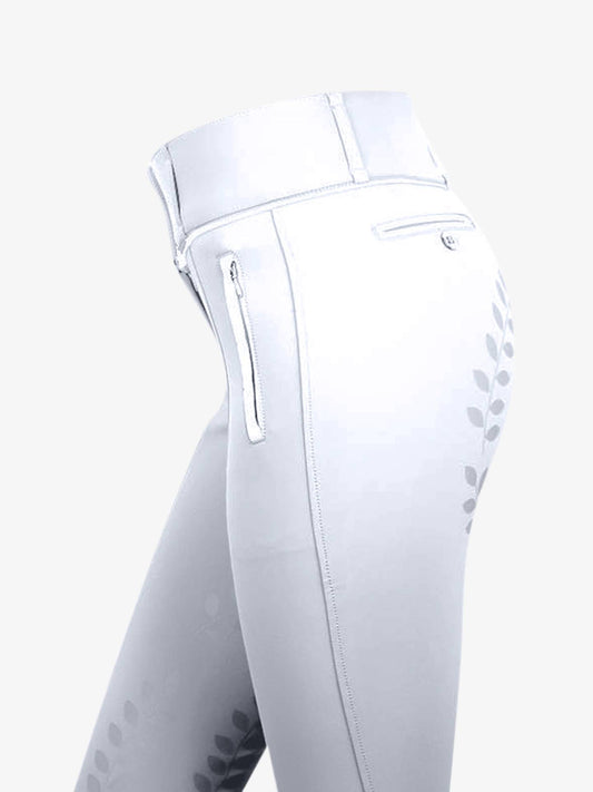 High-waisted, full seat riding breeches. The riding breeches are made of a 4-way-stretch material that breathes and provides optimal movability. The full seat, shaping grip gives not only a good grip, but also a beautiful silhouette. The back pocket imitations are strategically placed to not scratch the saddle. The riding breeches are elastic at the ankles.