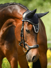 Load image into Gallery viewer, Experience the difference with the Pioneer bridle. A bridle that helps the horse to stabilize the jaw and lies flat against the muzzle, thanks to the built-in shock-absorbing cushion. Adjust the height of the noseband and vary between a lower, dropped noseband function and a higher English noseband. By varying the height of the noseband, you can also switch between the different functions depending on the purpose.
